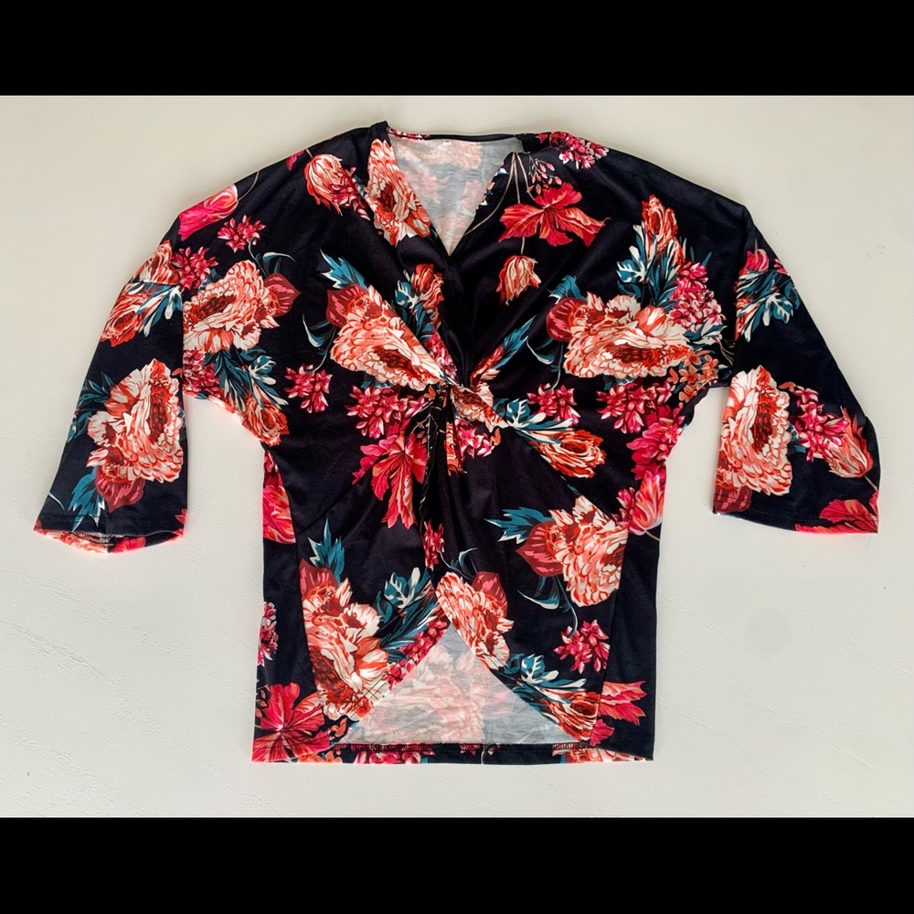 Medium floral with twist in the front